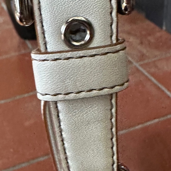 Elegant White Leather Coach Hobo Bag - Picture 5 of 12